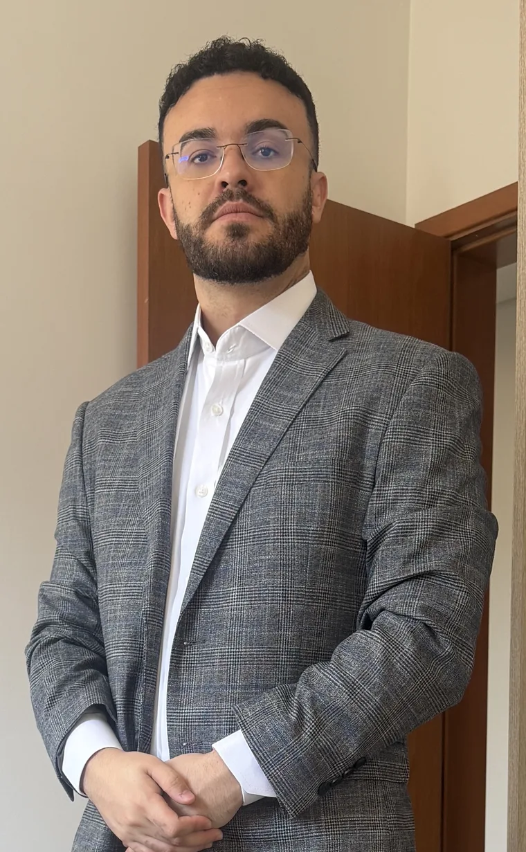 Retrato de Lucas Oldmen de blazer cinza